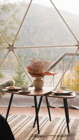 mesa de café con vista desde la terraza de vidrio. espacio moderno para descansos de café en la terraza panorámica de vidrio de la sala de glamping. los huéspedes pueden disfrutar de una vista impresionante
