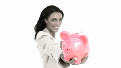 mujer de negocios con una alcancía.