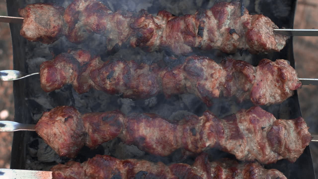 gran plano de barbacoa ahumada cocinando en el brasero para la fiesta de la cena.