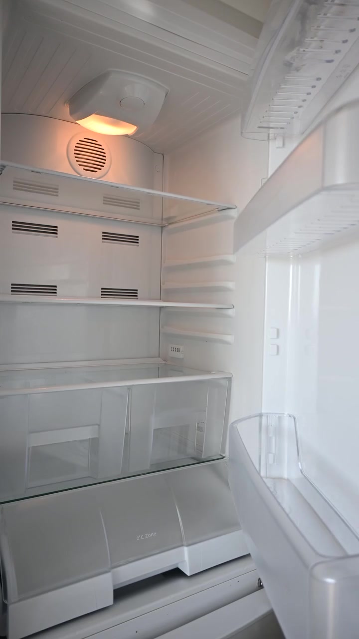 Otevírání prázdné lednice doma