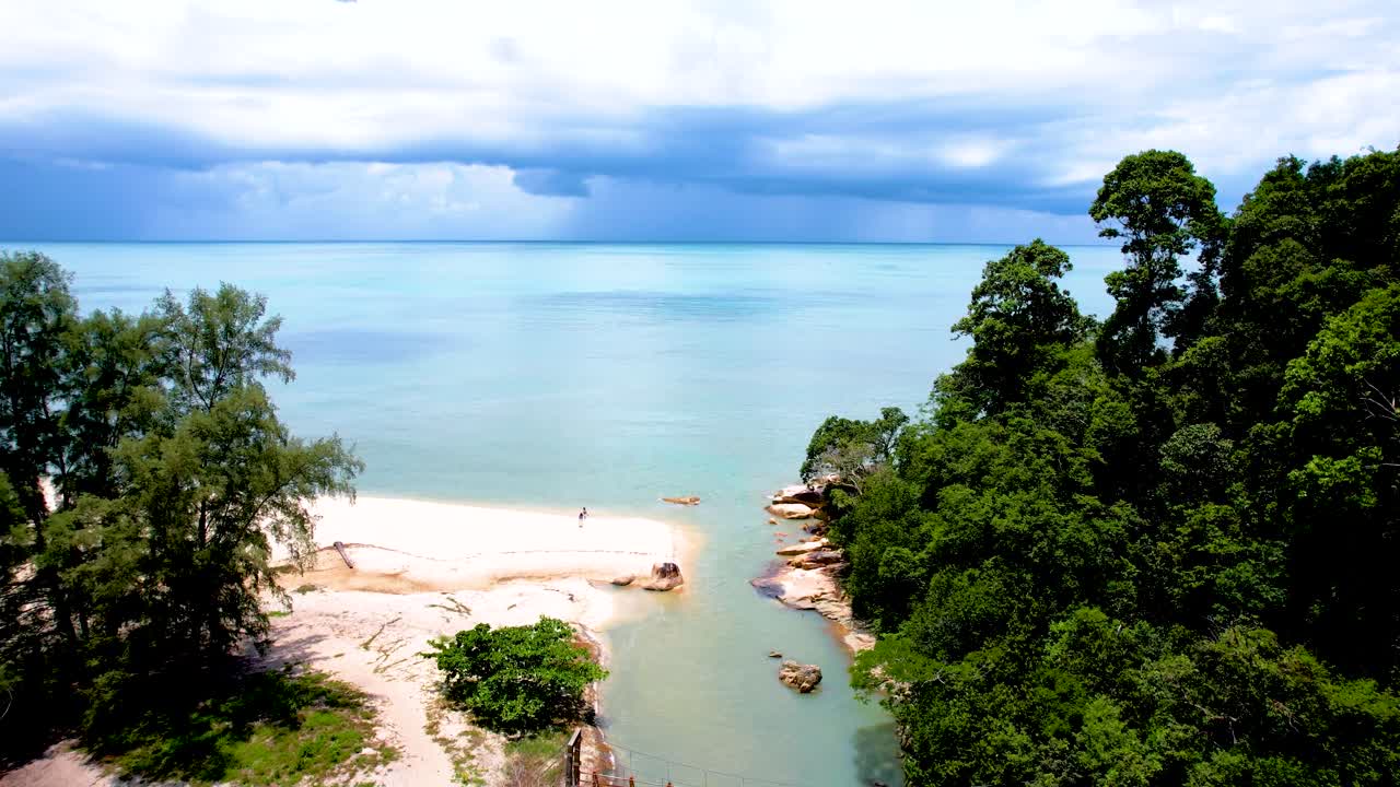 한 척의 배를 드러내는 작은 나무 다리 위의 메로믹틱 호수 위로 공중 비행