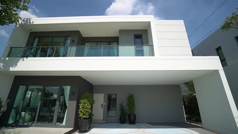 Diseño-Exterior-De-Casa-Minimalista-Y-Moderno-Blanco,-Sin-Gente,-Inclinado-Hacia-Abajo-2