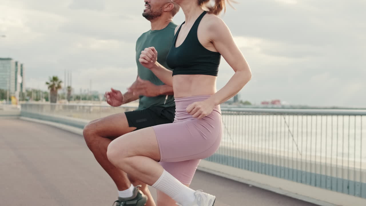 Coppia che fa jogging insieme su una passeggiata sul lungomare