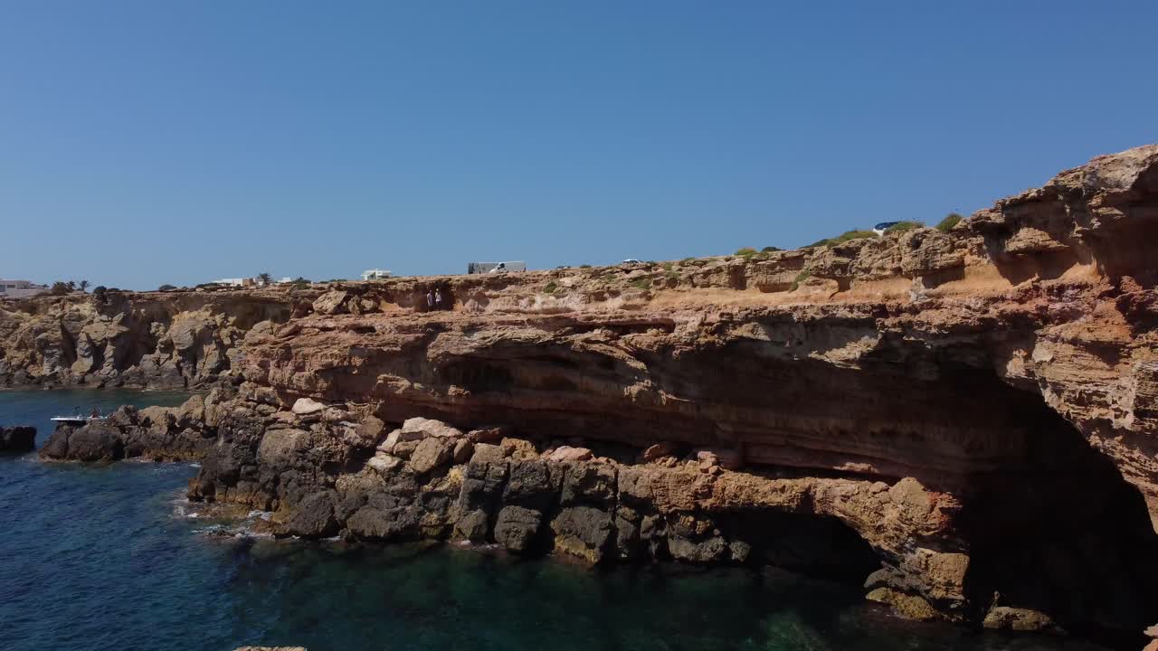 Ponte naturale da grotta nella baia di roccia rossa