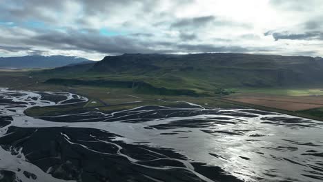 Geflochtener-Kanal-In-Der-Nähe-Des-Wasserfalls-Seljalandsfoss-In-Südisland