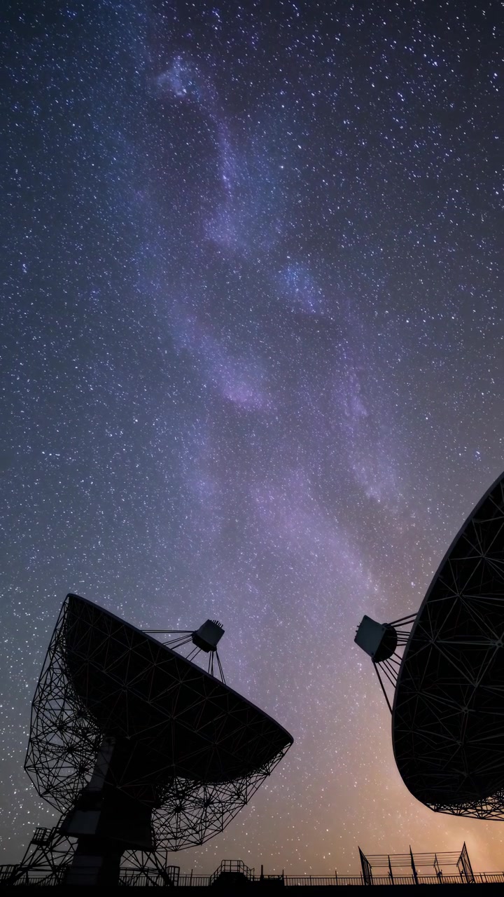 Timelapse av Vintergatan och stjärnor ovanför radioteleskop