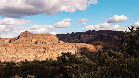 Nubes-De-Tormenta-Masivas-Vuelan-Sobre-Cañones-En-El-Desierto-Lleno-De-Cactus