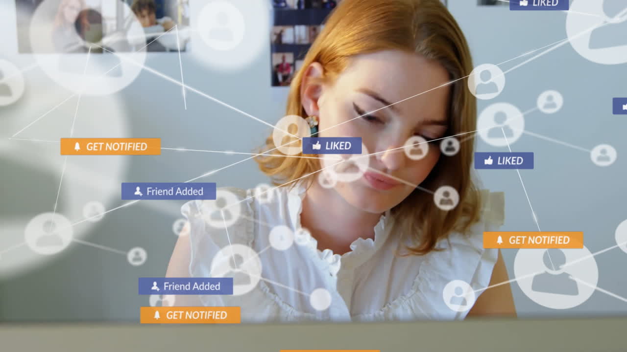 소셜 미디어 통지 및 상호 작용: 노트북을 사용하는 여성에 대한 애니메이션