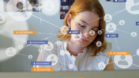 Animation-Von-Benachrichtigungen-Und-Interaktionen-In-Sozialen-Medien-über-Einer-Frau,-Die-Einen-Laptop-Benutzt
