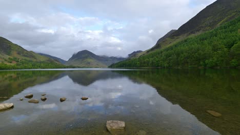 Still-waters-at-Buttermere-Lake,-Cumbria,-England