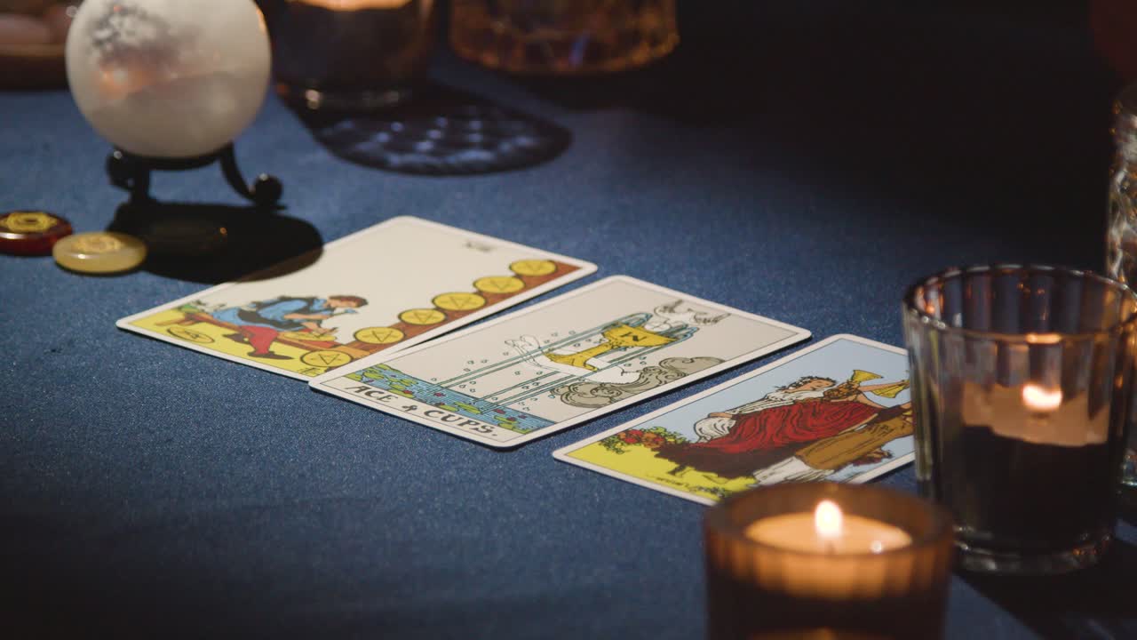 primer plano de una mujer dando una lectura de cartas de tarot en la mesa a la luz de las velas 3
