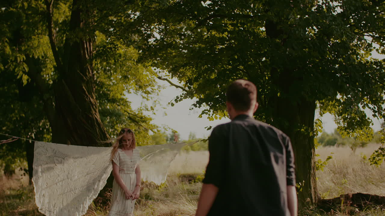 여름 3에 야외에서 여자를 지원하는 젊은 남자