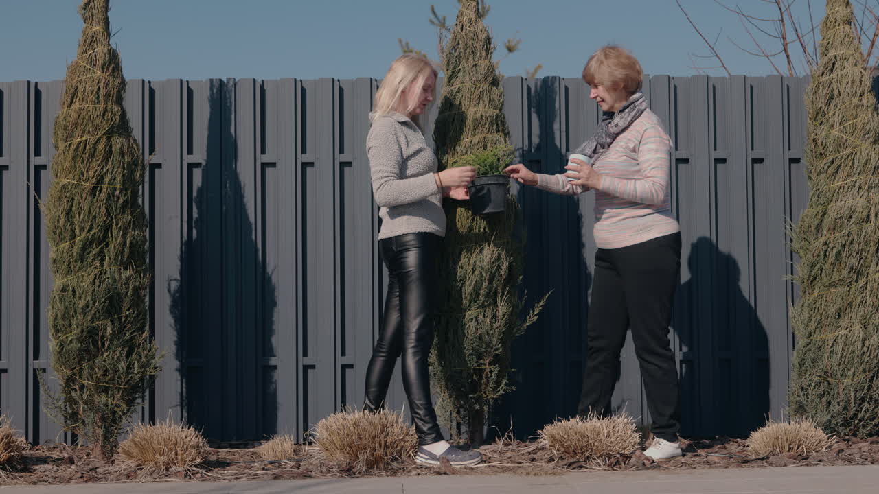 две женщины в саду вместе.