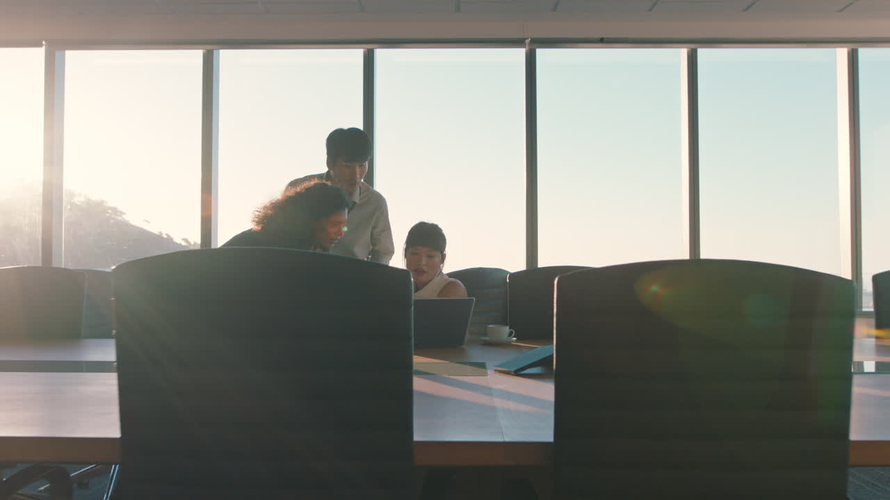 늦게 일하는 사업가 팀 리더 여성 동료들과 만나고 토론하는 프로젝트 매니저 컴퓨터에서 아이디어를 공유하는 경영진 그룹 해가 지는 동안 사무실에서 브레인스토밍
