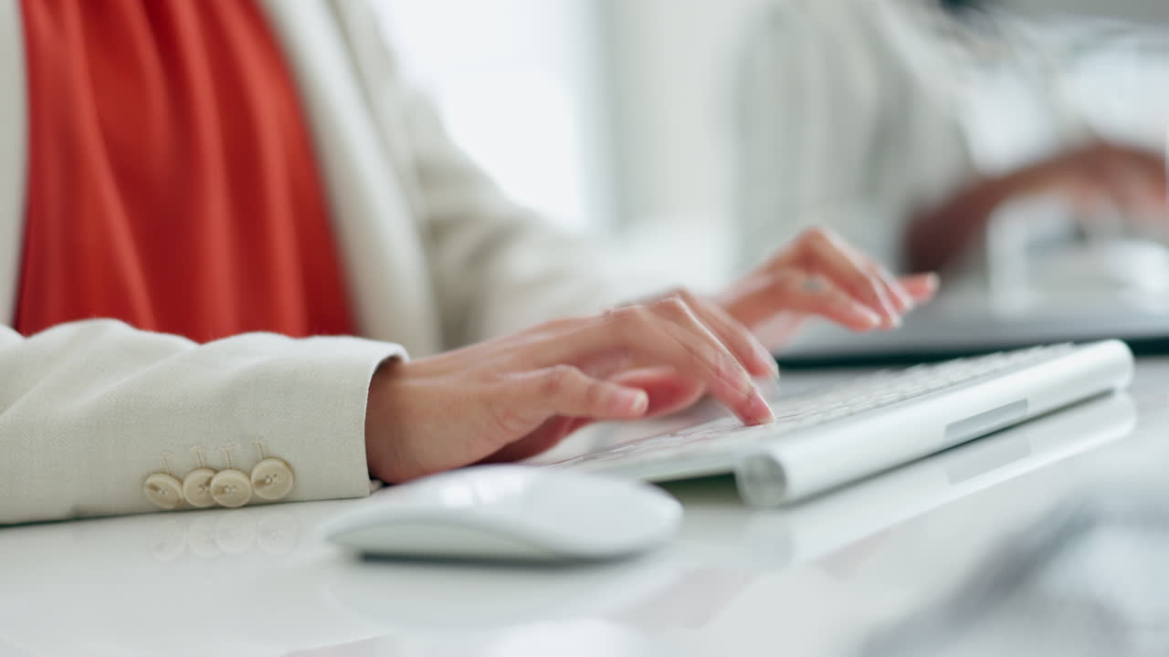 schreiben, berater und hände an der tastatur im büro