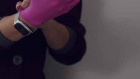 doctora poniéndose guantes de látex para el tratamiento con botox - cierre aislado en cámara lenta