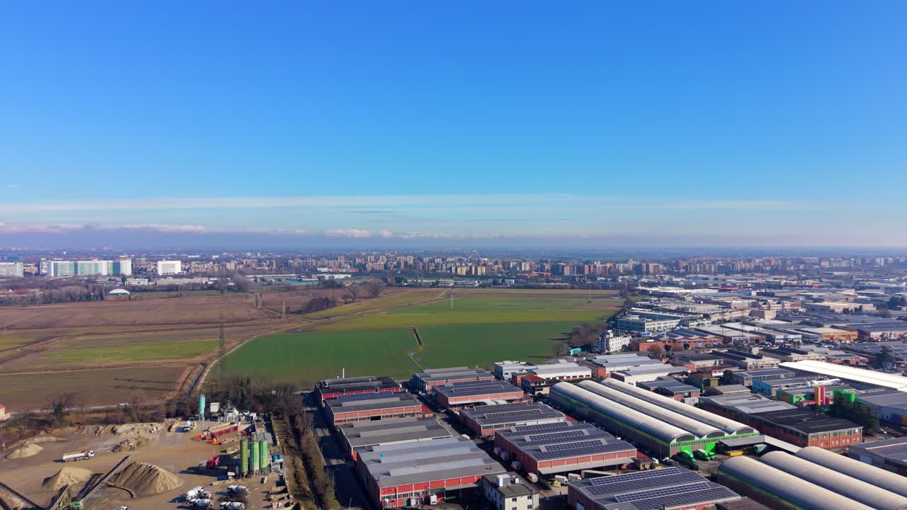 Centro Logístico de Armazenagem com telhados de painéis solares visto de cima.