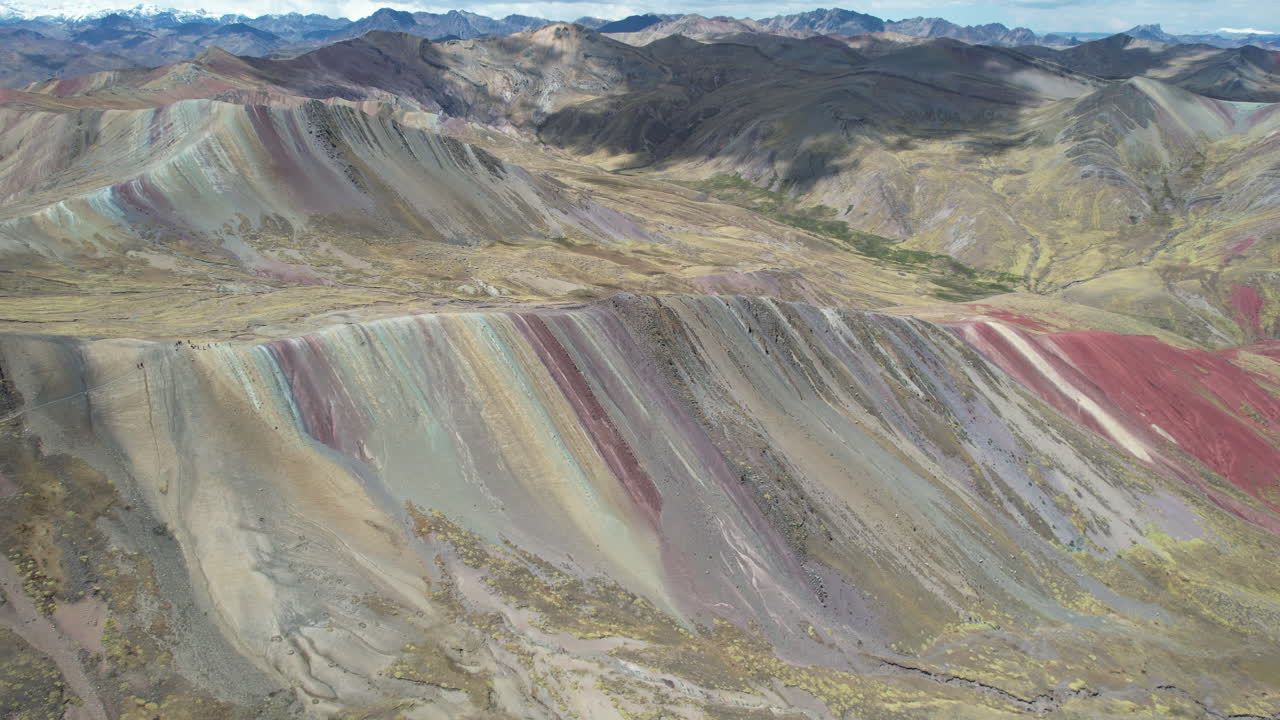 Sorvolo delle montagne arcobaleno a Palcoyo.