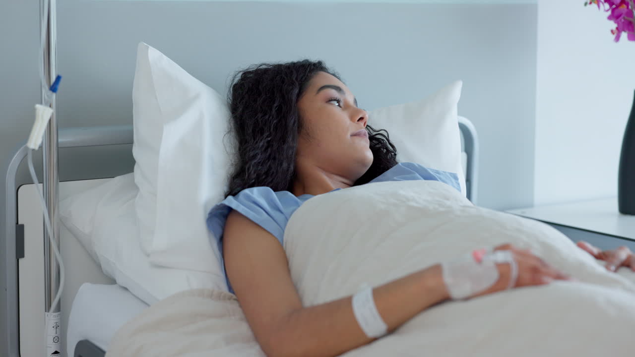 Donna, letto e stanca in ospedale