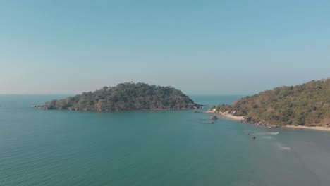 Reserva-De-La-Isla-De-Palolem-En-El-Borde-De-La-Playa-De-Palolem-En-Goa,-India---Toma-De-órbita-Panorámica-Aérea