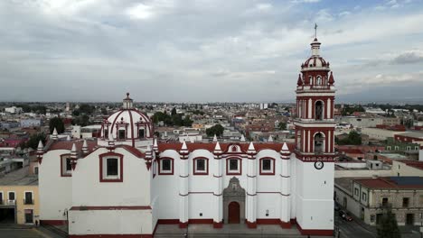 Luftaufnahme-Der-Kirchen-Von-St.-Peter-Cholula