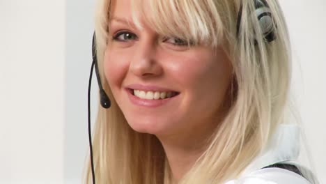 imágenes hd de una mujer en un auricular 2