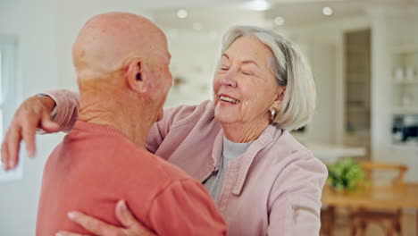 Pareja-Mayor,-Abrazo-Y-Hogar-Con-Amor-Feliz