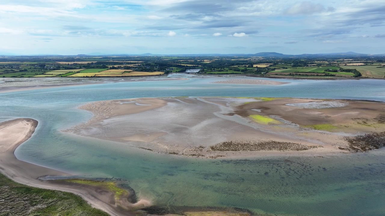 Wexford, Irland, Episke steder, landskabsdroneudsigt fra havet over Bannow Bugt og Saltmills om sommeren, dramatiske havlandskaber