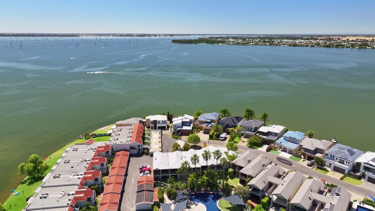 revelación de deportes acuáticos en el lago mulwala, nsw, australia y las casas y apartamentos del complejo