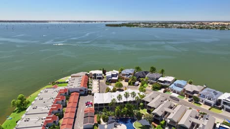 revelación de deportes acuáticos en el lago mulwala, nsw, australia y las casas y apartamentos del complejo