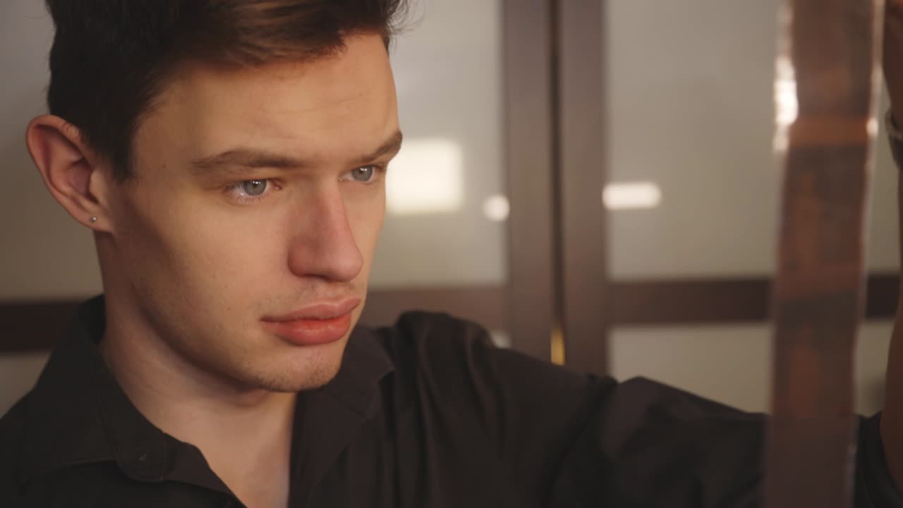 카메라 필름 네거티브 스트립을 보고 심각한 백인 남자