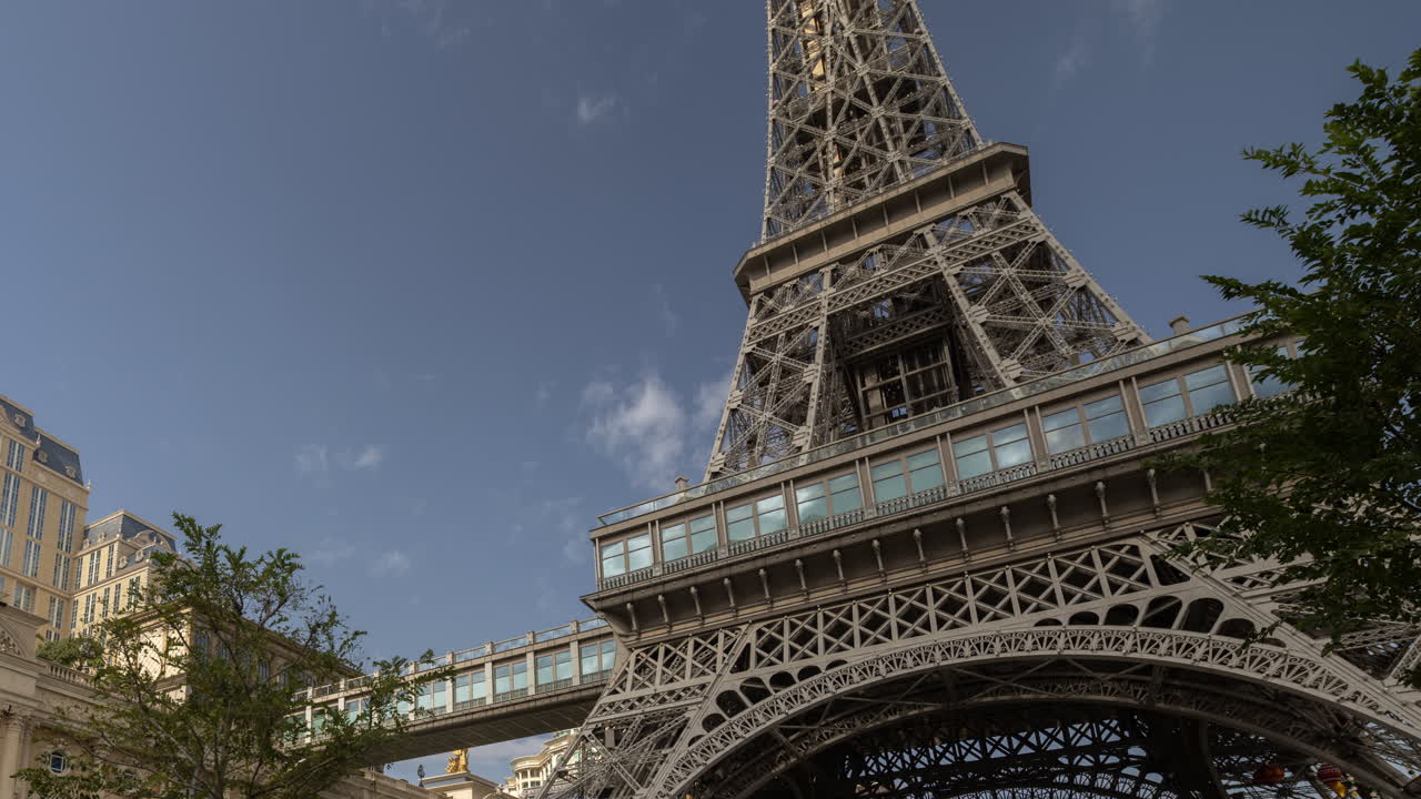 Time-lapse della replica della Torre Eiffel contro un cielo blu