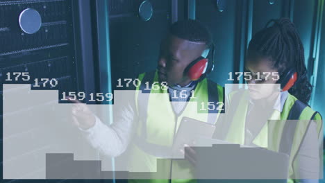 animación del procesamiento de datos sobre trabajadores afroamericanos en la sala del servidor
