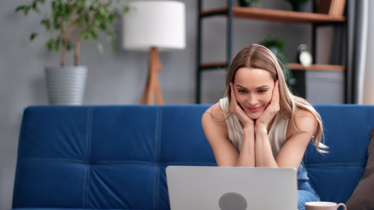 좋은 소식을 가진 매력적인 금발 여성 인터넷 메시지 성공 비즈니스 거래 행복한 이메일 노트북