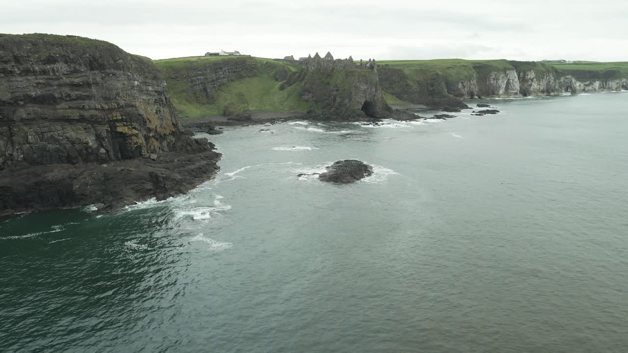 ruinas del castillo de dunluce castillo medieval irlanda, la sede del clan macdonnell
