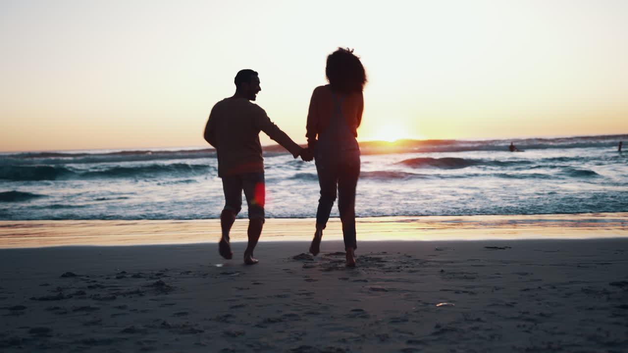 Tramonto, corsa e coppia nell'oceano