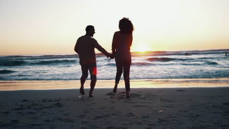 puesta de sol, correr y pareja en el océano