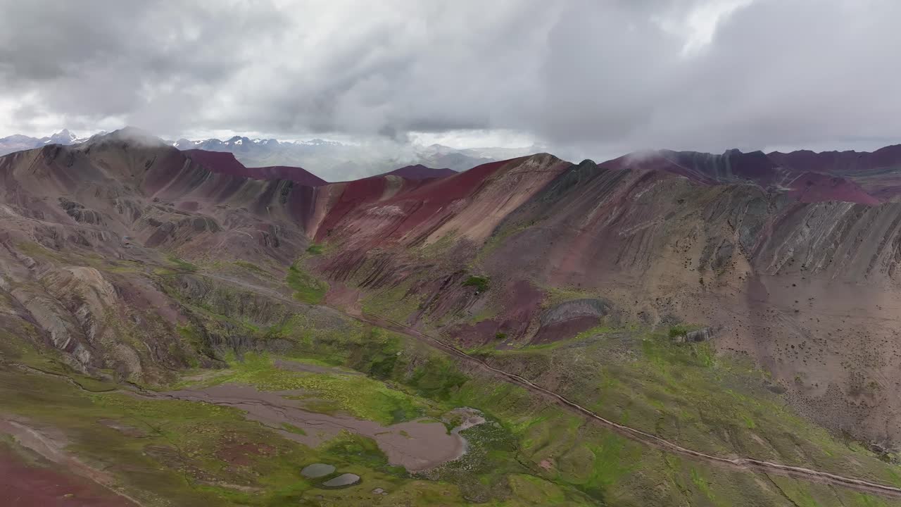 Veduta aerea da drone della Montagna Arcobaleno, Vinicunca, Regione di Cusco, Perù