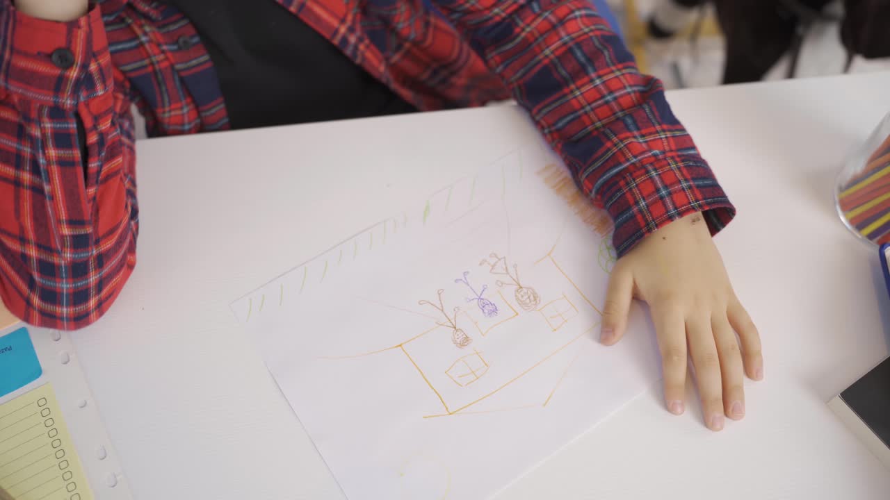 집에서 그림 그리는 꿈꾸는 소년.