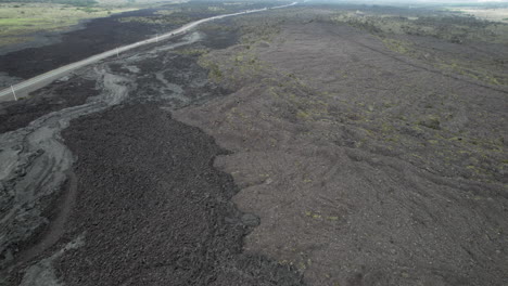 Sobrevuelo-Aéreo-Campo-De-Lava-Seca-Y-Carretera-De-Asfalto-En-La-Zona-Rural-De-La-Isla-De-Hawaii