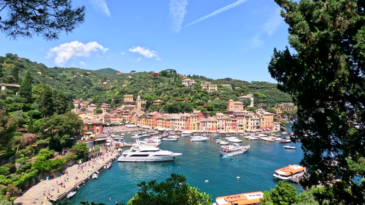 The Italian beaches have magical views that with a trekking you can live the summer of love. It is a paradisiacal place with turquoise blue sea and natural clearing. Beautiful sea