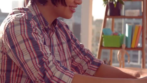 hipster feliz escribiendo en la computadora