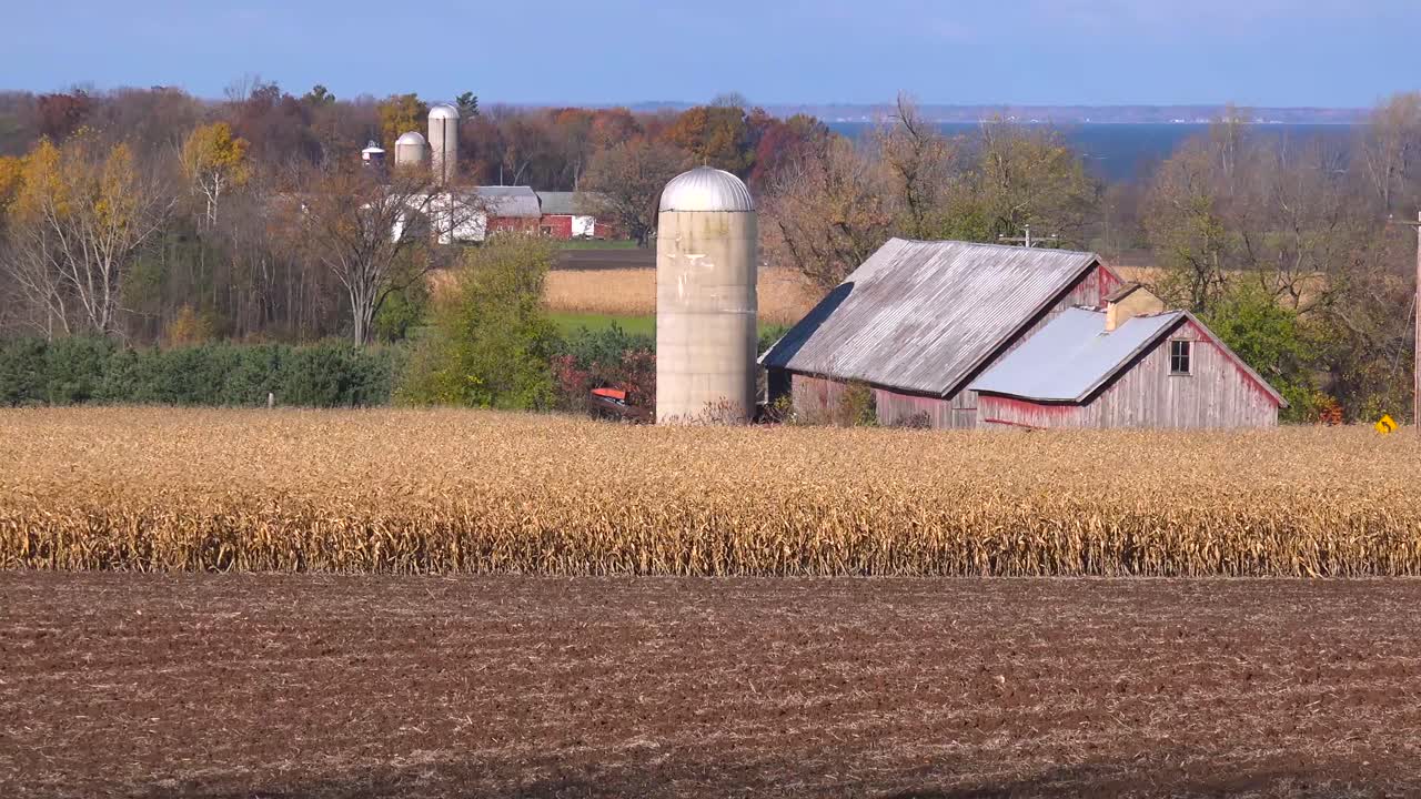 Bredt skud af gårde og lader i Wisconsin, gårde i Door County.