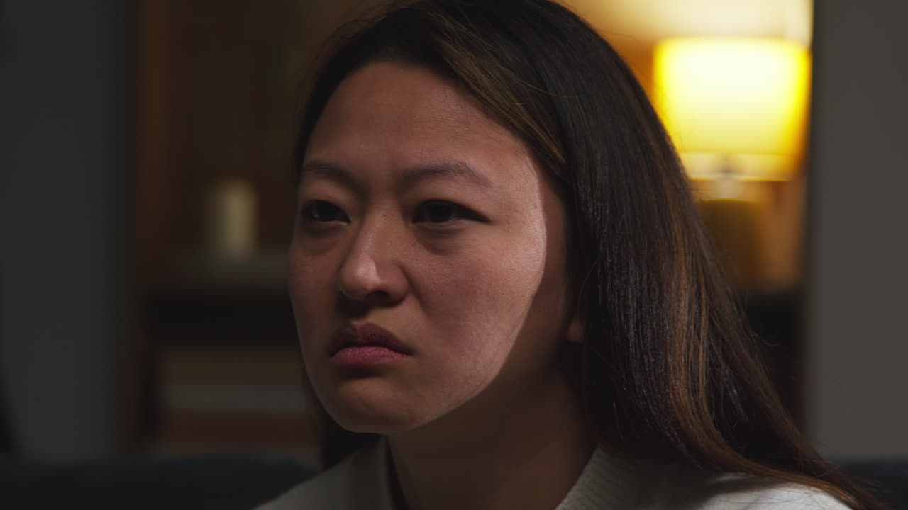 스트레스나 불안에 시달리는 여성, 우울증, 불안, 외로움, 집에서 어두운 방에 앉아 있는 모습