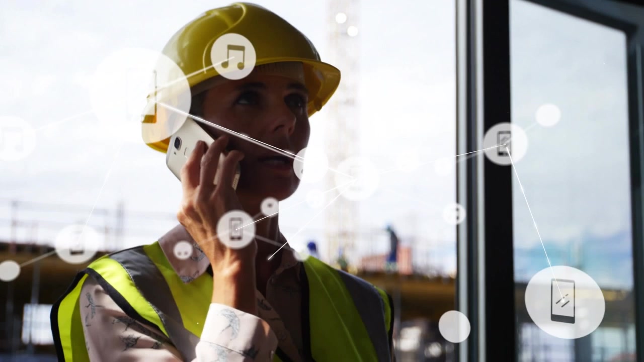 Ingegnere edile donna che parla al telefono in cantiere