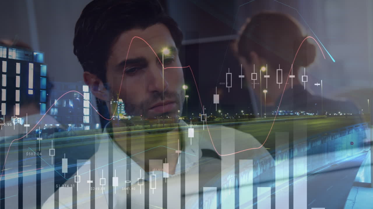 animación de gráficos financieros sobre el hombre caucásico que trabaja en la oficina y el tráfico por carretera