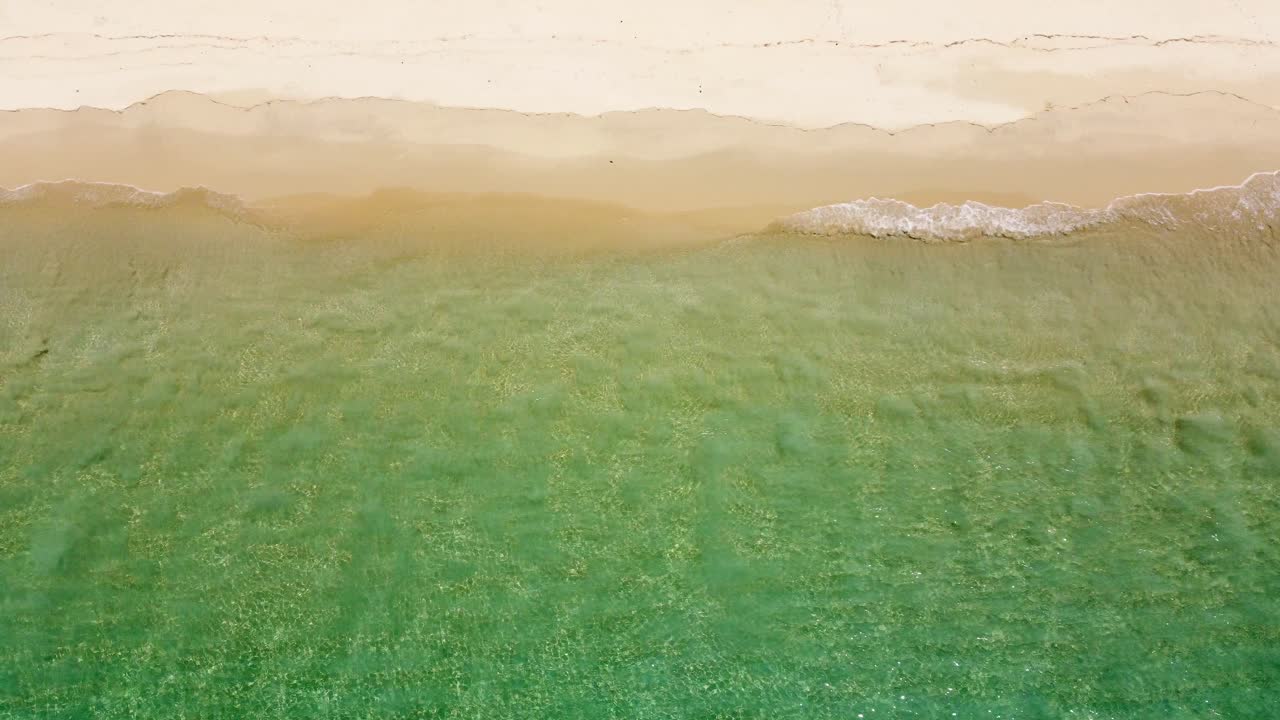 모래사장에 바다 물결