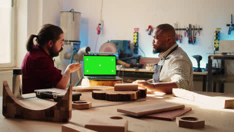 Handwerker-Und-Mitarbeiter-Entwerfen-Individuelle-3D-Möbel-Auf-Einem-Chroma-Key-Notebook