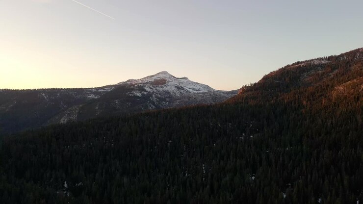 Luce del tramonto sul Pyramid Peak nella Tahoe National Forest, Desolation Wilderness, California