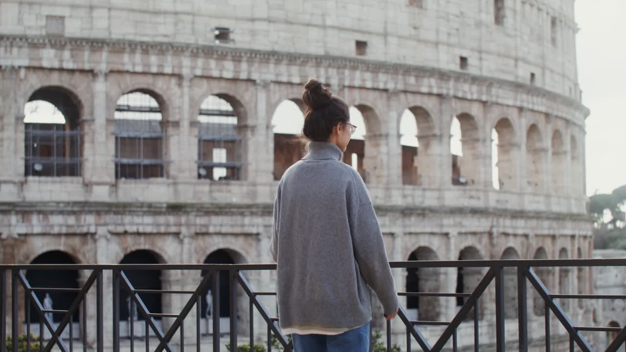 mujer visitando el coliseo en roma